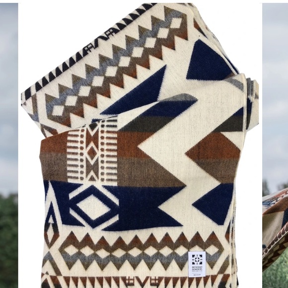 Beyond Borders Collective | Awa Earth Blanket - Picture 3 of 3